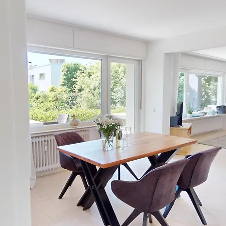 Lichtdurchflutete Eg-wohnung Apartment *