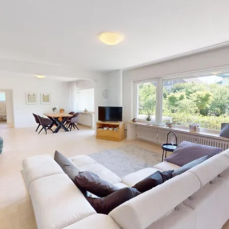 Lichtdurchflutete Eg-wohnung Apartment *